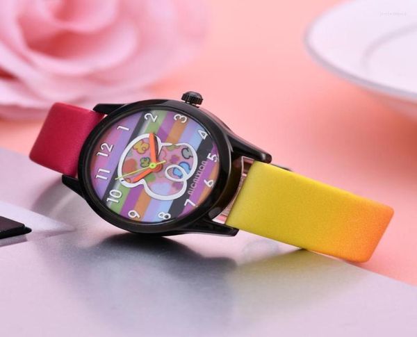 Avanadores de punho Mulheres coloridas Padrão de urso Relógio 2022 Moda casual Dial Small Dis Distress Vester Wristwatch Relogio feminino ClockWrist6304558