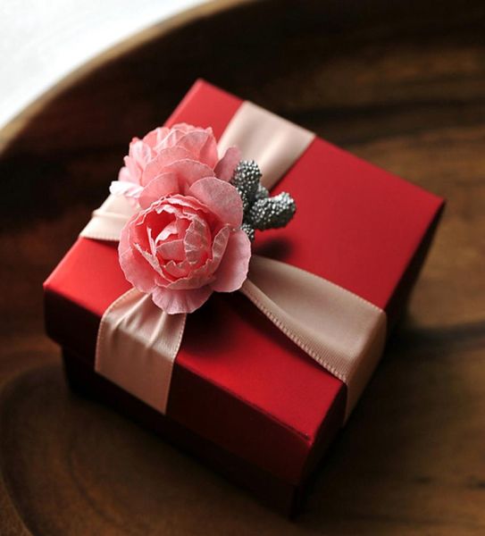 50pcs Red Square Candy Box mit rosa Band Rose Blumendekoration Hochzeit Bevorzugung Candy Geschenkboxen9882239