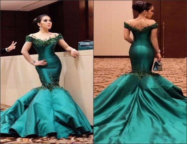 Emerald Green Off the Spalla Mermaid Prom Gowns 2018 Nuovi abiti da sera lunghi satinati con perle da ginnastica Court Train Wear B3062024