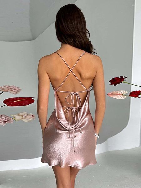 Lässige Kleider Frauen Sommer Rückenless kurzer Satin Satin Mini Kleid Cowl Hals Cross-Binde-Biege-Spaghetti-Gurt Jumpsuits Party Clubwear