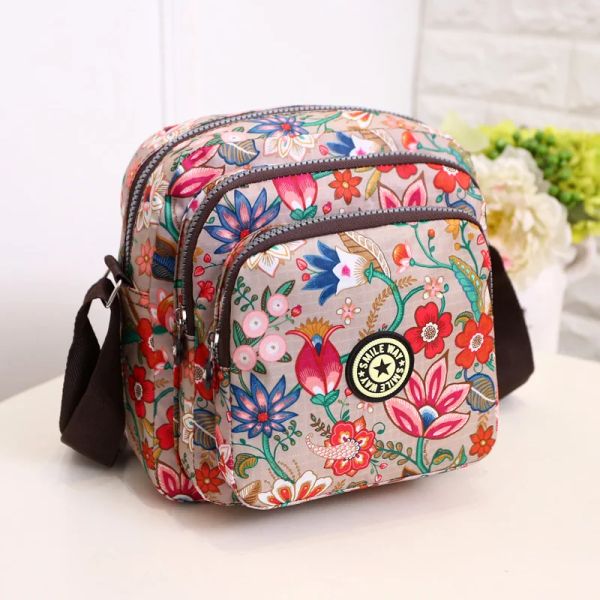 Bolsas Bolsas de fraldas de fraldas de mamãe Moda Flor Padrão de flores de grande capacidade Viagem ao ar livre Mófalha Baby Care Saco de enfermagem Terno para mamãe