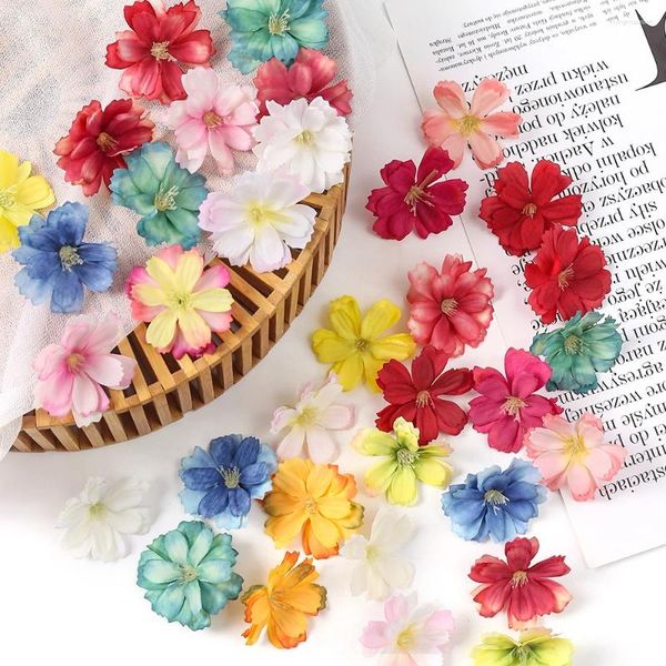 Flores decorativas 50pcs seda artificial 6 pétalas falsas decorações de casas de cabeça falsa Casas Diy Crafts Wreath Wrist Hat Decor Acessórios