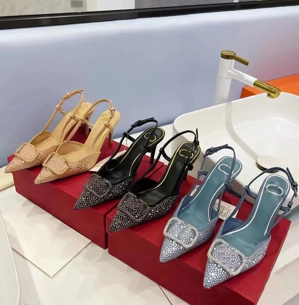 Sandálias de salto alto de luxo para feminino feminino de designer de verão Pointy Shoes Classic Gold v Rhine-Diamond Metal File de 4,5 cm de 7,5 cm de casamento Sapatos de casamento