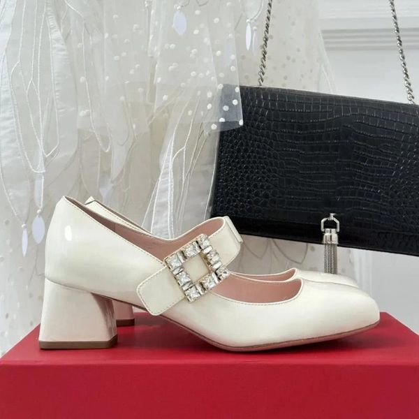 Sandálias 2024 Sapatos de casamento de cristal de cristal Diamante lantejoulas Maryjane Salto grossa redonda para as mulheres bombas da festa da festa da festa