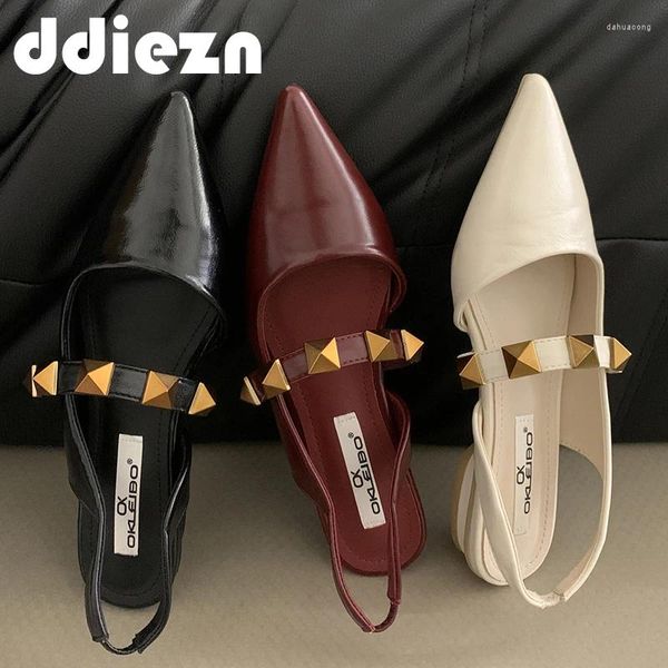 Sapatos casuais Rivet Mules sandálias femininas fêmeas femininas pontiagudas slides femininas moda 2024 Vinho praia de verão vermelha