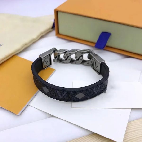 Luxus -Schmuckdesigner -Armband für Männer Eröffnung Frauen Armreifen gegen elegante Modemarke Braune Lederarmbänder mit Blumenbuchstaben