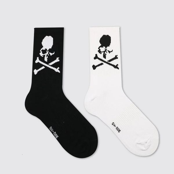 Skateboard hip hop design originale Calzino cranio bianco Black Socks Personality Street Hip Hop Sports Tube Medio Cotton Cotton Womens Calzini 240418