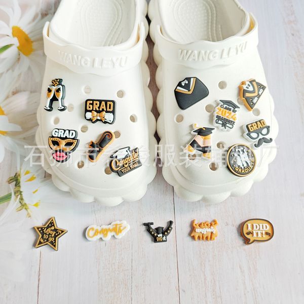 Graduation 2024 Anime Chanms Wholesale Childhood Memories Game Funny Gift Charms Accessori per scarpe Accessori per scarpe Pvc Buckle Mumo di gomma morbida Incampe