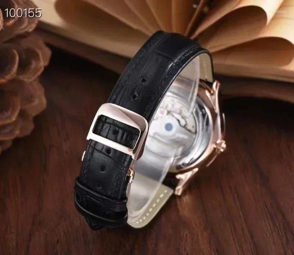 Armbanduhren 42 mm hochwertige Herren Automatische Uhr Mechanische Sapphire Schwarz Blau Leder Luminous Roségold Einfaches weißes Zifferblatt