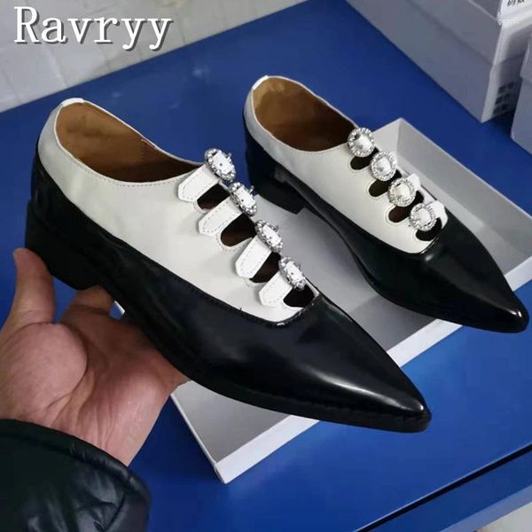 Elbise ayakkabılar sivri uçlu düz dip tek elmas tokası siyah beyaz karışık renkler İngiliz tarzı düşük topuklu günlük gündelik mokasenler