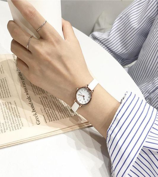 Нарученные часы Дизайнер Small Dial White Women Watch Ulzzang Luxury Fashion Brand Quartz Женские ретро -часы Vine Lady6048211