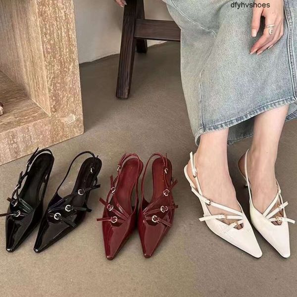 Borgogna a basso tacco da donna Brevetto Leathe Slingback è decorato con scarpe da design di lusso di lusso a chiusura di lusso 3-5 caviglia alla caviglia gatto sandali tallone sandali scarpe da sera