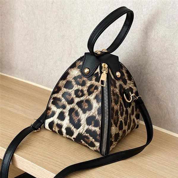 Bolsas de ombro estampa de leopardo Bola de couro PU Design de moda Snake Snake Feminina Triângulo Mini bolsa