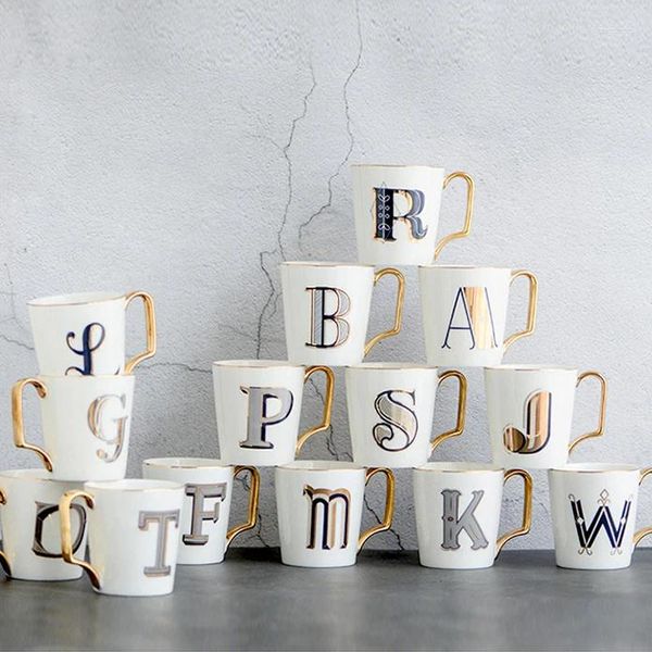 Canecas 1pc Letters de ouro europeus de cerâmica amantes de café da manhã café leite leite A-z letra homens homens caneca criativa