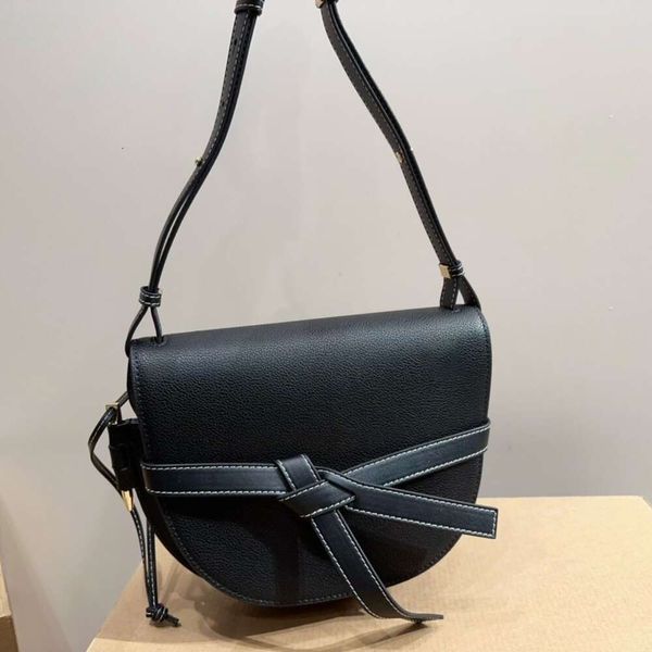 Bola de ombro de novo designer Luojia bolsa feminina fivela feminina versátil casual redondo um ombro crossbody sela