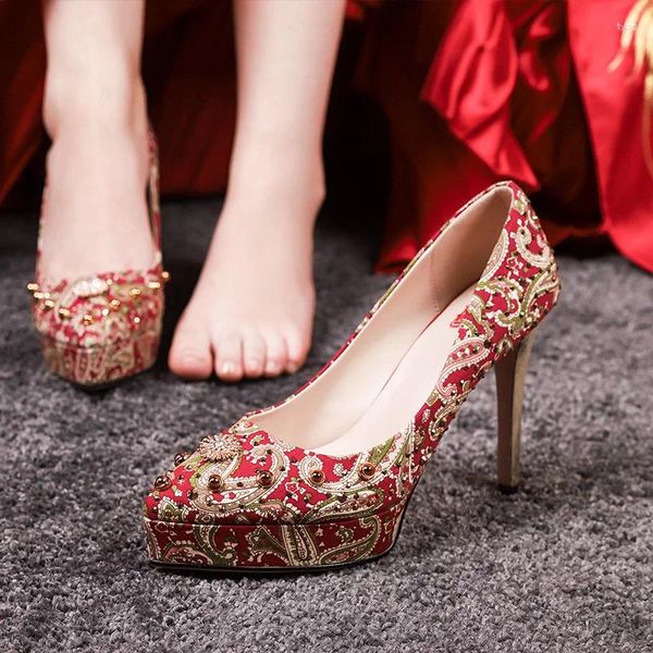 Scarpe eleganti cinesi in stile retrò femmina 2024 pompe da sposa ricamato fiori di raso piattaforma impermeabile piattaforma