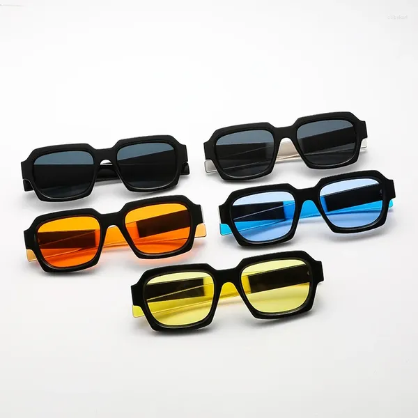 Occhiali da sole classiche colorate quadrate 2024 Fashion retry Trend Street Shooting Accessori versatili Party Hip Hop Glasses Femmina femmina
