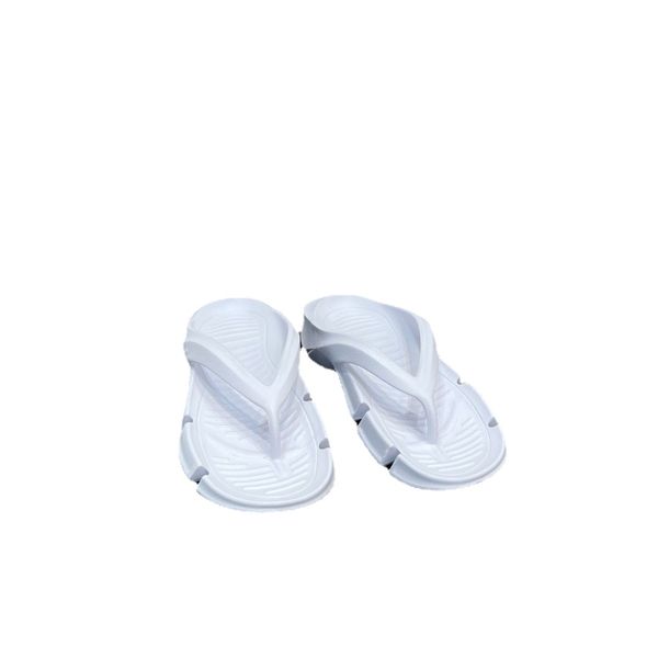 Designer Slippers 2024 Primavera e verão Novos saltos planos do lado de fora para usar chinelos de luxo não deslizantes clássicos de cor sólida feminina preguiçosa de uma linha de uma linha com sapatos femininos com caixa.