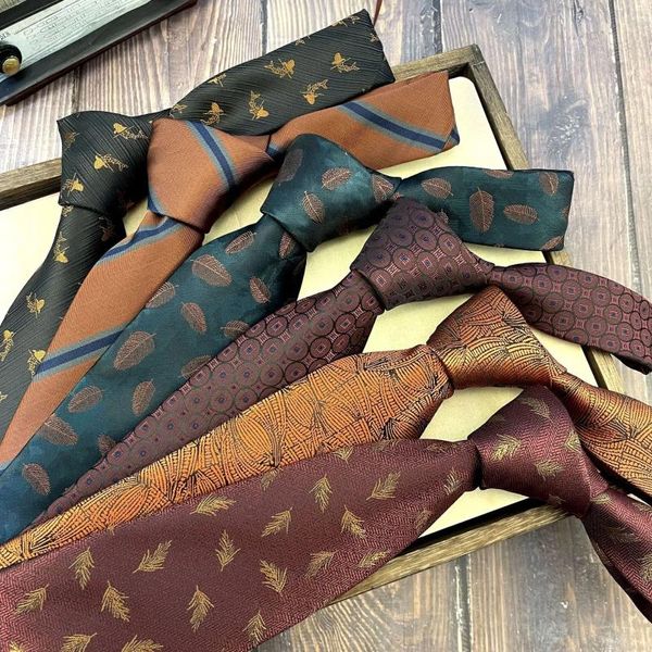 Pavoncie foglie di stile britannico casual stampato per uomini 8 cm cravatto a strisce di fiore in oro marrone in oro marrone marrone cravat