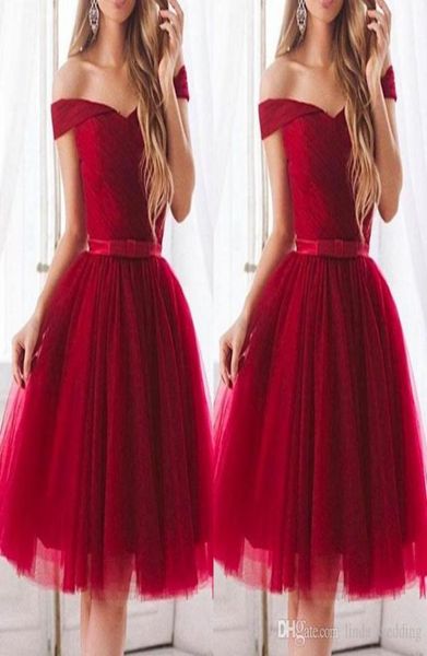 2019 Günstige Burgund Tüll Knielänge Cocktailkleid Falten vor Schulterurlaubsclub Wear Homecoming Party Kleid Plus Größe CU5598510