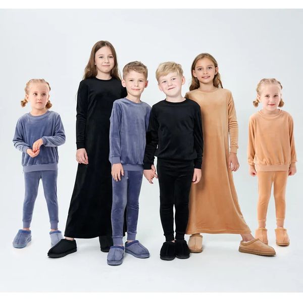 AP Velor outono Velor de inverno Família combinando vestido e roupas de macacão crianças bebês meninos adolescentes garotas casuais roupas de veludo 240418