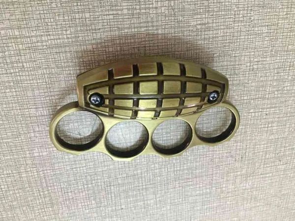 Knöchel Verschluss Muskmelon Granat Faustform Legal Four Tiger Finger Boxen mit Autoausrüstung Handspur Ring Verteidigung