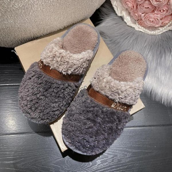 Slippers 2024 Sapatos caseiros de inverno de espessura para mulheres fechadas Mantenha a mulher quente Mulher mais tamanho não deslizamento de algodão macio