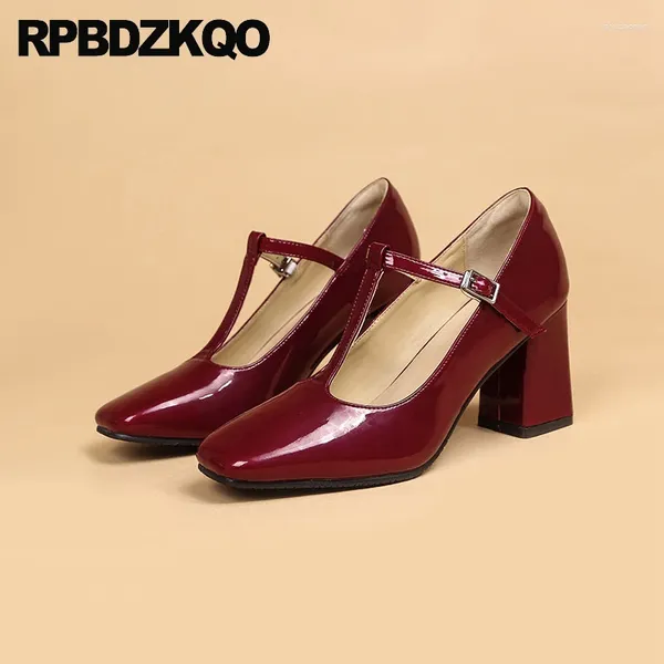 Kleiderschuhe kleine Größe Frauen Spring quadratische Zehen Patentleder 33 T Gurt Retro Pumps wasserdichte Block Custom Burgund Weiche High Heels