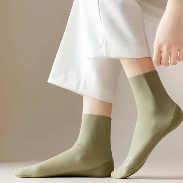 Frauen Socken Einfach trendy nahtlos jede geschnittene farbige Eisseide Frauen mittlere Röhrchenhaufen Gemüse Strumpf