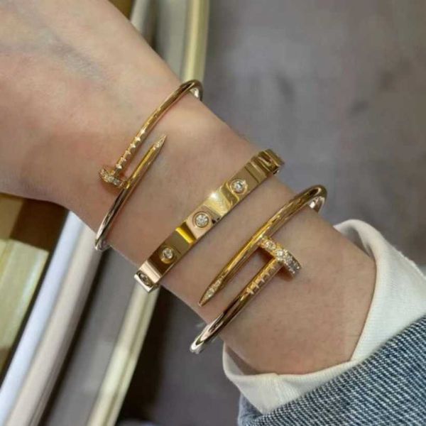 Bangles di lusso di alta qualità 316L I fornitori di gioielli in acciaio inossidabile adorano braccialetti in oro 18K senza cacciavite 10 diamanti