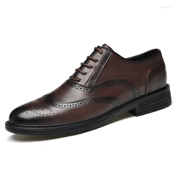 Sapatos casuais Brogue de couro luxuoso Mens apartamentos de estilo britânico Men Oxfords Fashion Brand Dress for Vintage