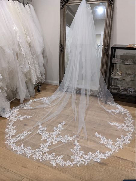 Kathedrale Länge Brautschleier Spitzen Applikationen Luxus langes Tüll Hochzeitsschleier Elfenbein weiße Farbe Heiratszubehör
