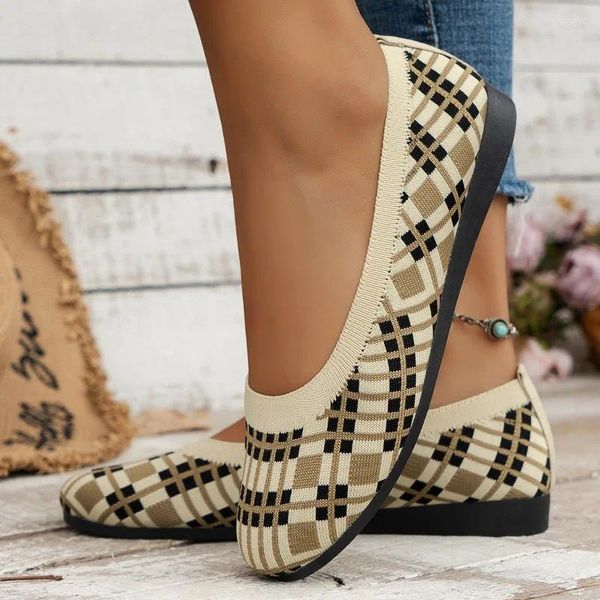 Sapatos casuais 2024 Mulheres geométricas de dedo do pé redondo de malha tênis de malha Luz de outono meias planas