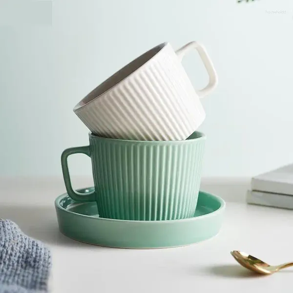 Tassen 250 ml europäische Kaffeetassen und Untertassen Keramik Set Retro Exquisite Nachmittag Tea Tasse Frühstücksbecher Tasse