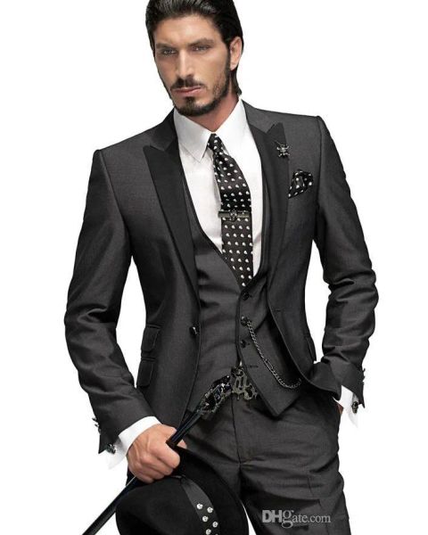 Tuxedos 2017 Hot Sale! Custom fez um botão Tuxedos Tuxedos Tune de casamento para homens Praomsman Terno de terno de meninos Casaco de terno+calça+gravata+colete no noivo