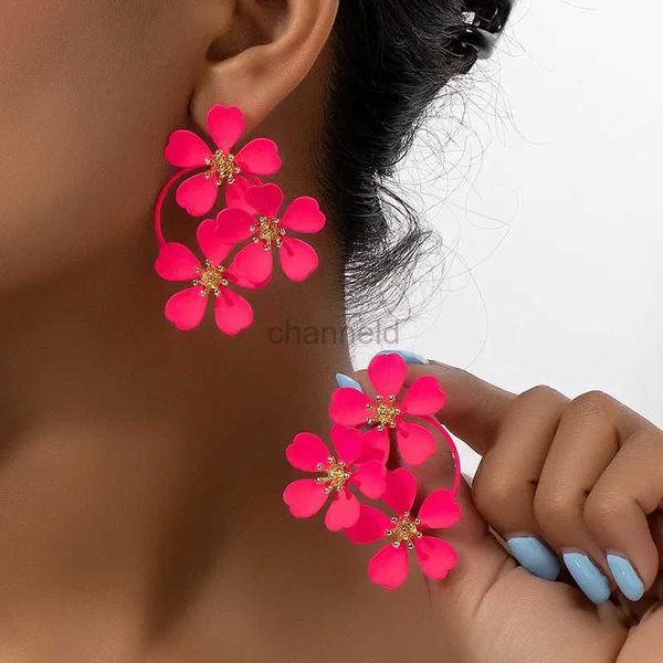 Altri orecchini di fiori retrò esagerati di moda femminile