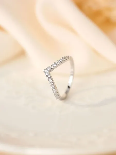 Anéis de cluster que vendem Sterling Silver-925 Ring feminino com design clássico de zircão embutido em forma de V para data ou festa diária
