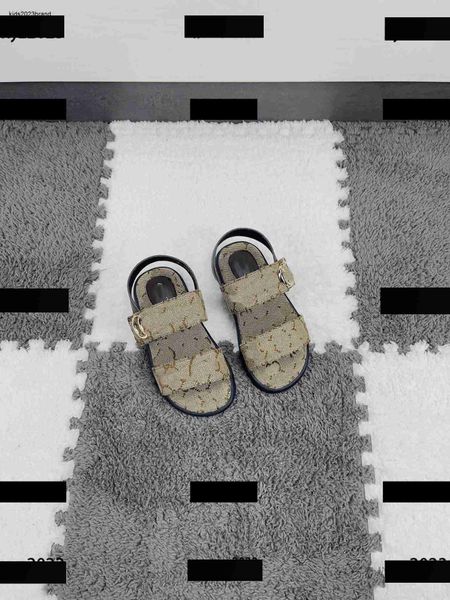 Khaki Kids Sapatos de verão Designer de moda Baby Sandals Metal Letter Decoração de chinelos de caixa embalagem do tamanho das crianças 26-35