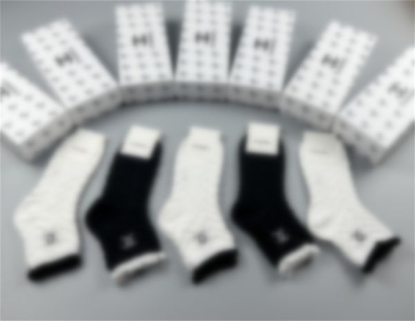 Fashion Designer Multicolore Socks da uomo L Women Uomini di alta qualità Cotton All-Match Classy Caviglie Gu traspirante GU Mescolare calzini da basket da calcio all'ingrosso V15 V15