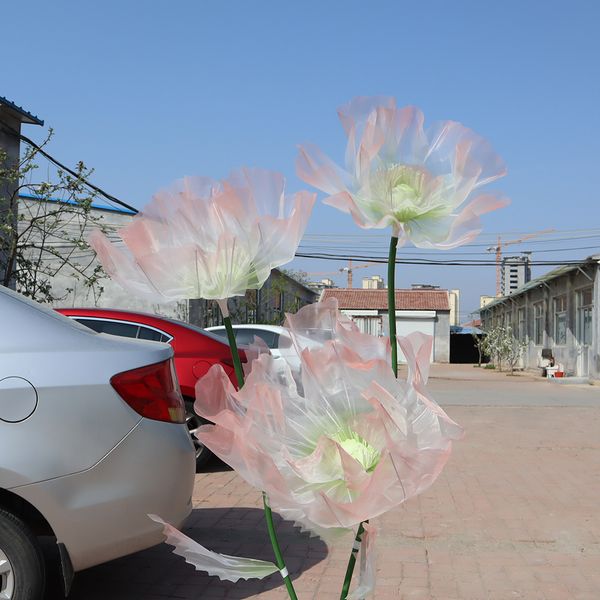 Attività esterna a fiore di seta simulata su larga scala, decorazione del matrimonio, guida a colori che cambia gradualmente, scenario del centro commerciale simulato