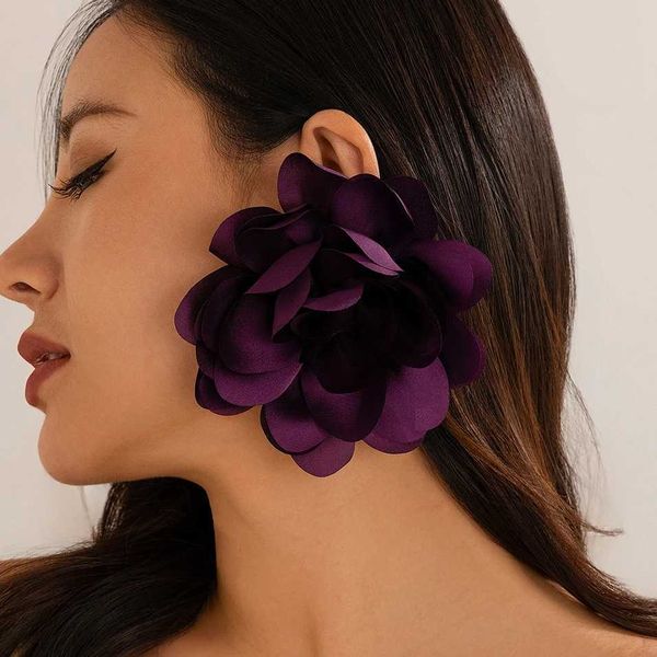 Andere übertriebene große Seide Satins Blütenstolzen Ohrringe Frauen elegant Blütenblätter flauschiger Stoff durchbohrtes Ohrring Y2K -Schmuck Mi -Accessoires 240419