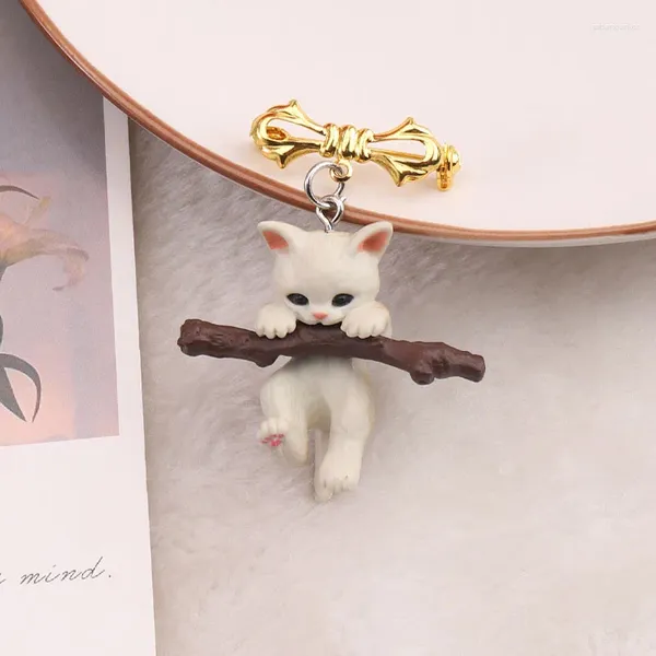 Броховые котенок в форме лука держат бруш