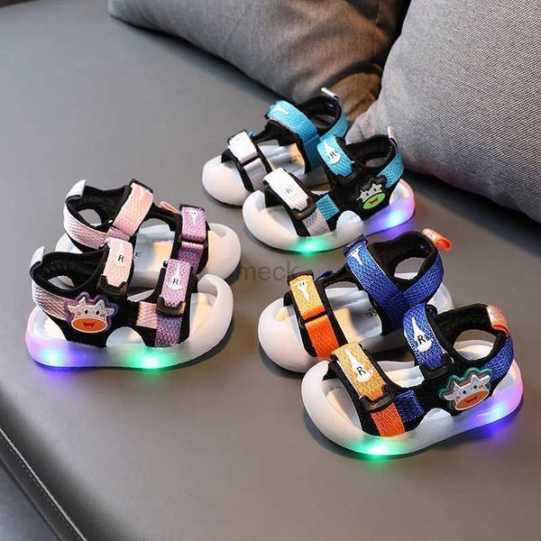 Sandalen LED KINDALS SANDALS Jungen Mädchen 2023 Sommer Neue Kinder Cartoon Luminous Light Up Baby Schuhe Mode Sport weicher Boden Beach Schuhe 240419