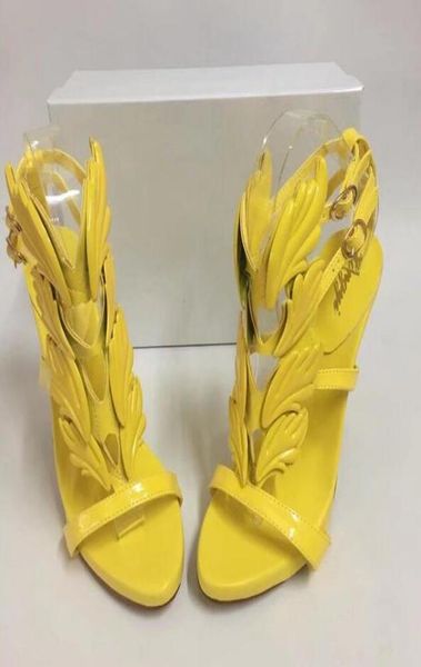 Designer de luxo Golden Metal Metal Wings Dress Strappy Dress Sandal Yellow Pink Gladiator Sapatos High Sapatos Mulheres Sandals Metálicas de Asa