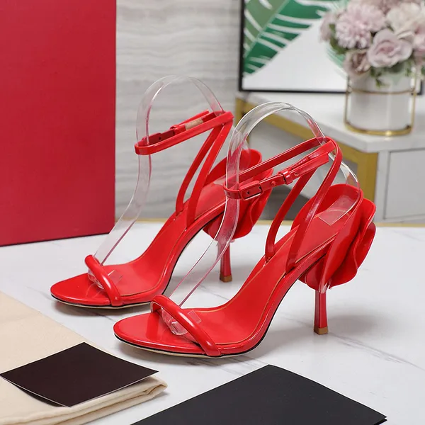 2024 New Light Luxury High Heel Sandals Summer Summer Flor Decor Walk Show Sandals feminino Um design de cinta de couro genuíno Material Material Feminino Bombas