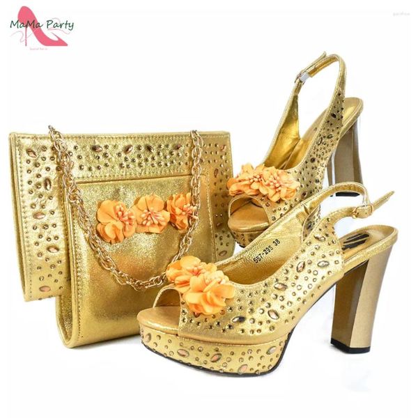 Scarpe eleganti con tacchi super alti moda 2024 Design primavera estate da donna e borsa italiane set in oro color africano per il matrimonio