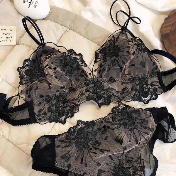 BHs Sets französische Spitzenblumen Stickerei BH Set sexy ultra-dünn Frauen Unterwäsche Dreieck Tasse Draht frei Bralette Romantische Dessous