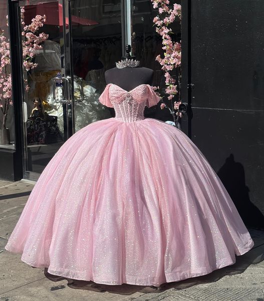 Vestidos de princesa rosa fofa quinceanera vestido de baile de baile de ombro com brilho de ombro pérolas vestido de quinceanera sweet 15 vestido de máscaras