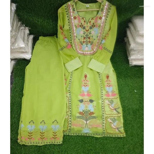 Ethnische Kleidung Grüne Kurti Pant Dupatta Hand bestickte dreiteilige Blumen- und Pflanzenklassiker