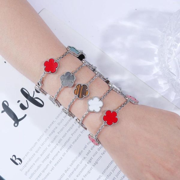 Link Bracelets clássicos Luz de luxo de luxo de 5 folhas Folhas Lucky Grass Flor Flor Decoração de Mão de Mão de Titânio Aço Simples de alta qualidade